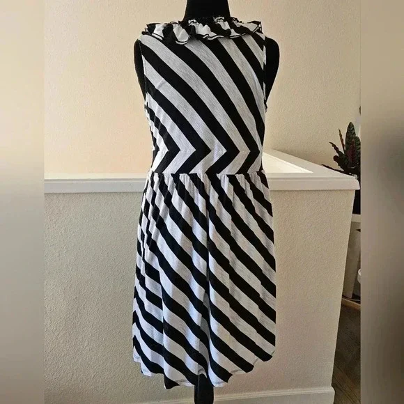 INC International Concepts Black and White Stripe Knee Length Dress - Size 1X - Picture 4 of 10